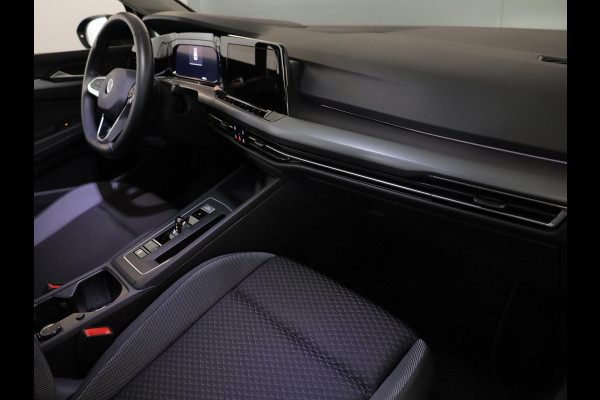 Volkswagen Golf 1.5 eTSI Life Business 130PK DSG | Navigatie | Stoel en stuurverwarming | Parkeersensoren voor en achter |