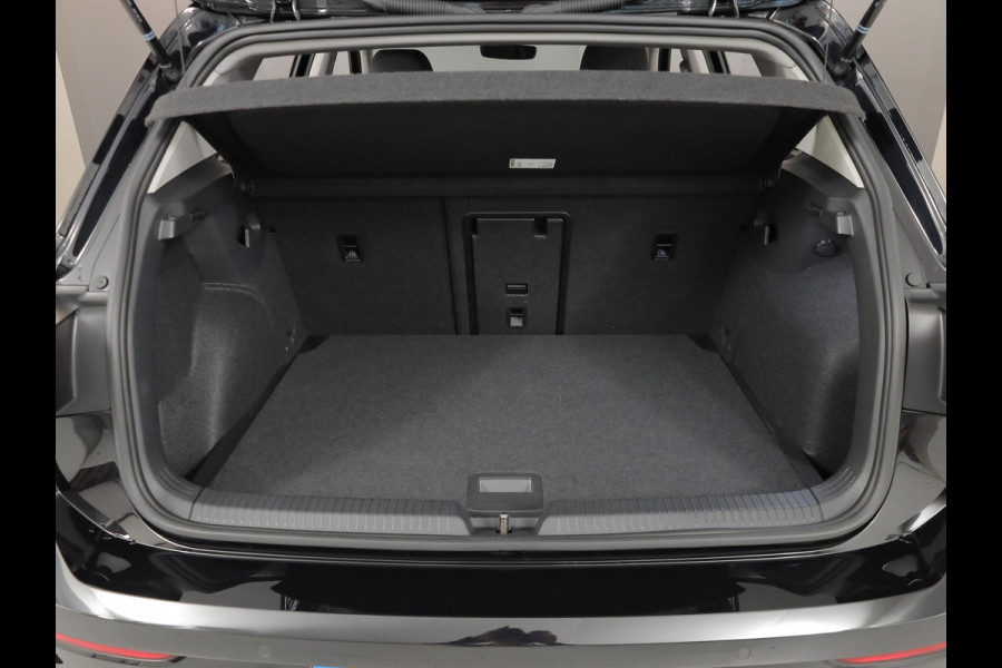 Volkswagen Golf 1.5 eTSI Life Business 130PK DSG | Navigatie | Stoel en stuurverwarming | Parkeersensoren voor en achter |