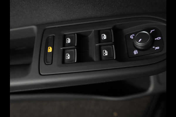 Volkswagen Golf 1.5 eTSI Life Business 130PK DSG | Navigatie | Stoel en stuurverwarming | Parkeersensoren voor en achter |