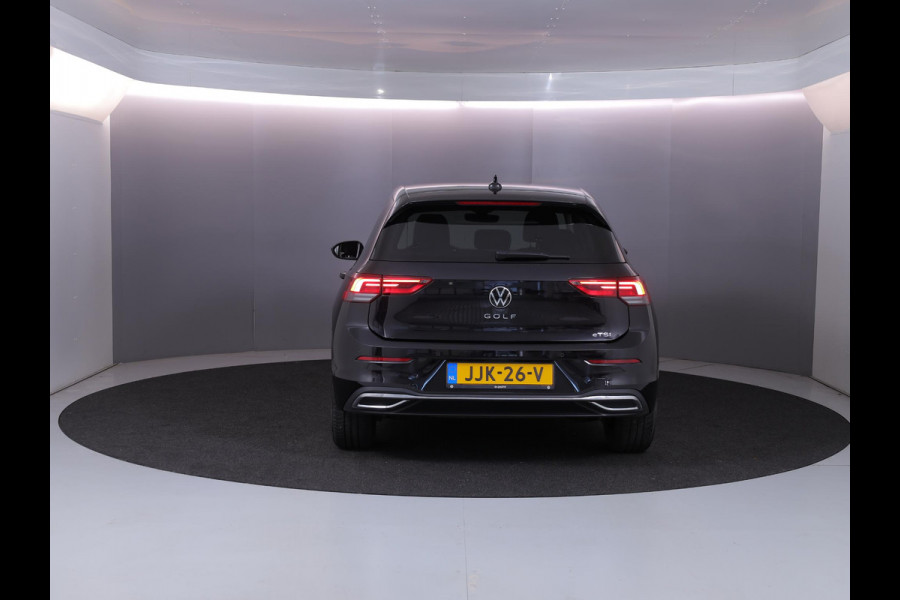 Volkswagen Golf 1.5 eTSI Life Business 130PK DSG | Navigatie | Stoel en stuurverwarming | Parkeersensoren voor en achter |