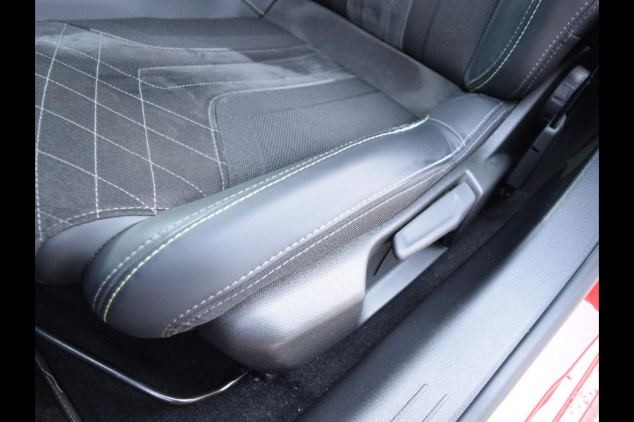 Peugeot e-208 EV GT Pack 50 kWh SOH 91% | ACHTERUITRIJCAMERA MET SENSOREN | NAVI & CARPLAY | E.C.C. |