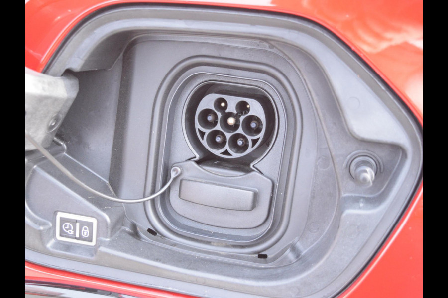 Peugeot e-208 EV GT Pack 50 kWh SOH 91% | ACHTERUITRIJCAMERA MET SENSOREN | NAVI & CARPLAY | E.C.C. |