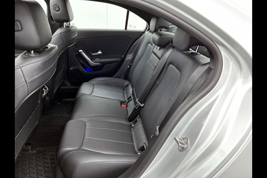 Mercedes-Benz A-Klasse 200 Business Solution Luxury(NL-auto, Dealer OnderH, Panorama, SfeerV, Elect Stoelen, StoelV, Camera, Etc