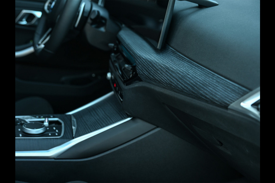 BMW 3 Serie Touring 330e xDrive M sport Accu 19,5kWh | Trekhaak | Panorama dak | Active Cruise  | Camera  | Ambiance interieur