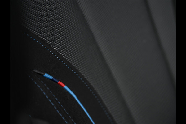 BMW 3 Serie Touring 330e xDrive M sport Accu 19,5kWh | Trekhaak | Panorama dak | Active Cruise  | Camera  | Ambiance interieur