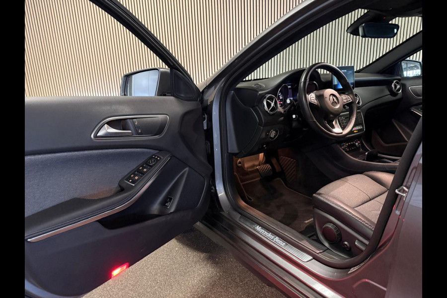 Mercedes-Benz GLA 180 Ambition-TREKHAAK-CAMERA-STOELVERWARMING-ORIG NL-LAGE KMSTAND-NAP