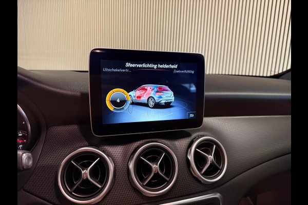 Mercedes-Benz GLA 180 Ambition-TREKHAAK-CAMERA-STOELVERWARMING-ORIG NL-LAGE KMSTAND-NAP