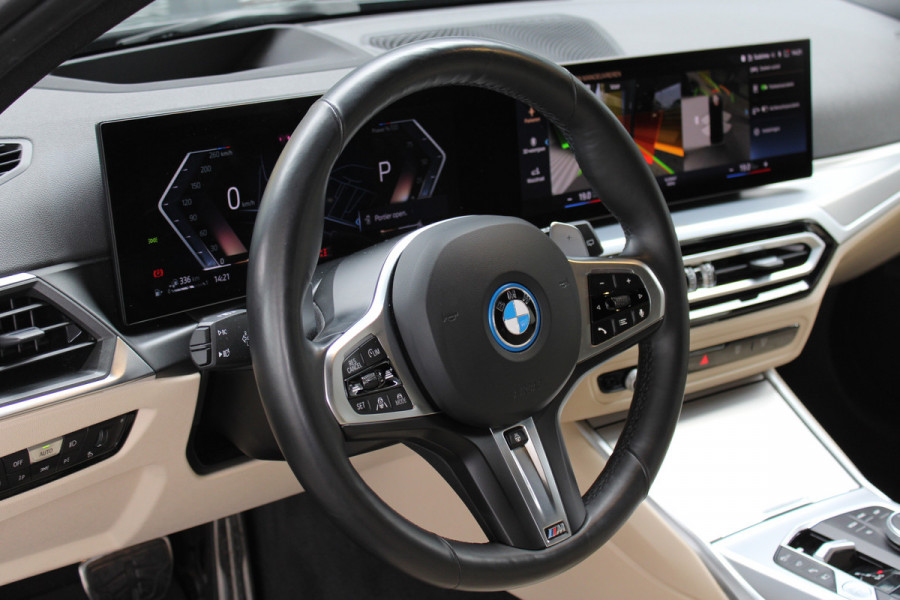 BMW 3 Serie Touring 330e M Sport | SOH 95% | Adaptieve cruise | Leder | 360 Camera | BLIS