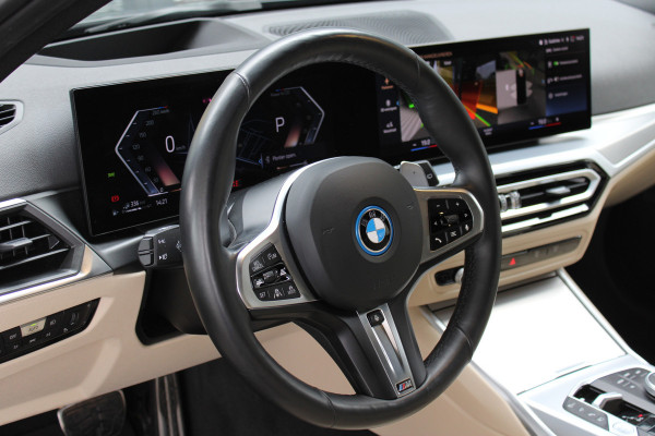 BMW 3 Serie Touring 330e M Sport | SOH 95% | Adaptieve cruise | Leder | 360 Camera | BLIS