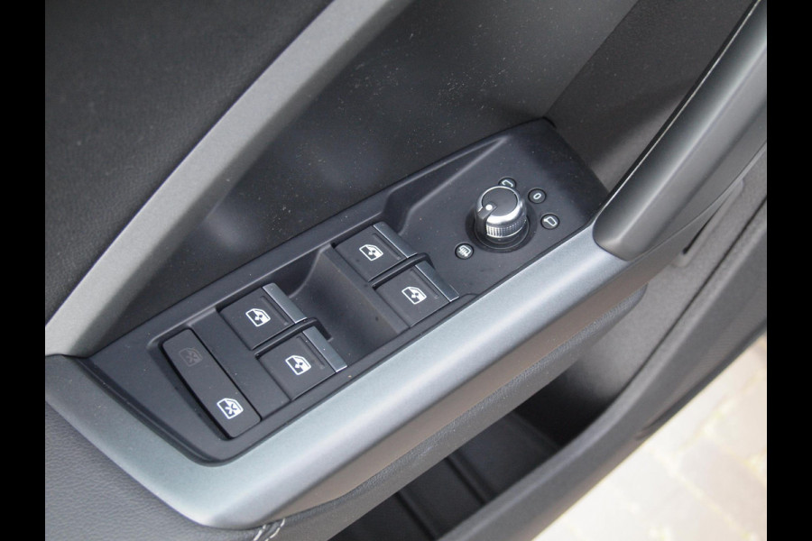 Audi Q3 35 TFSI S Line | Black Optic | Virtual Cockpit | Apple Carplay | NL-Auto | Automaat | 20 inch |