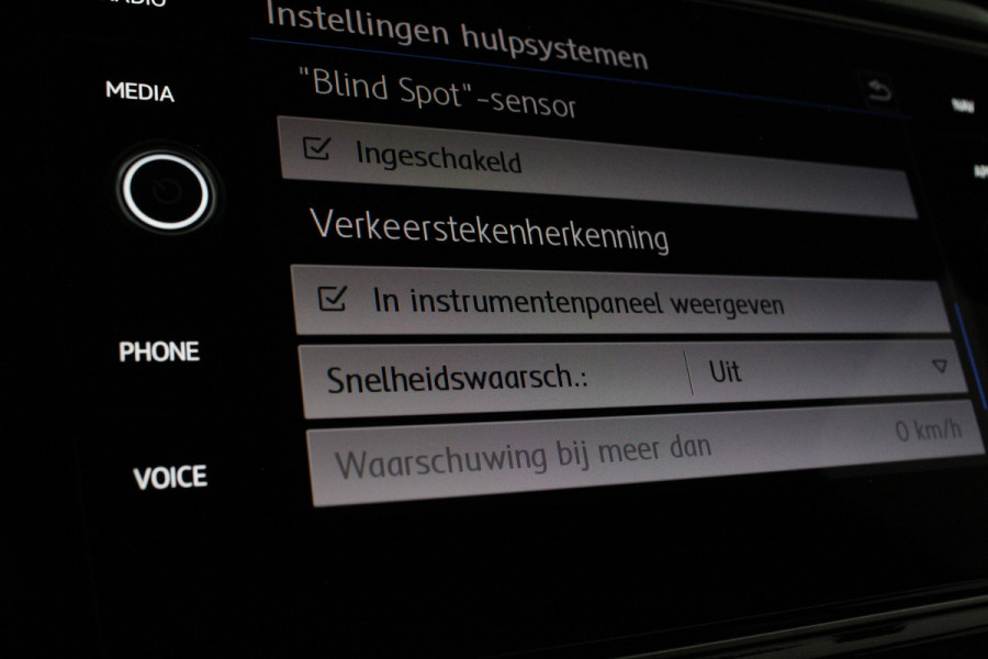 Volkswagen T-Roc 1.5 TSI Sport >150pk/DSG/Black Oak Brown/Camera/ACC/Stoelverwarming