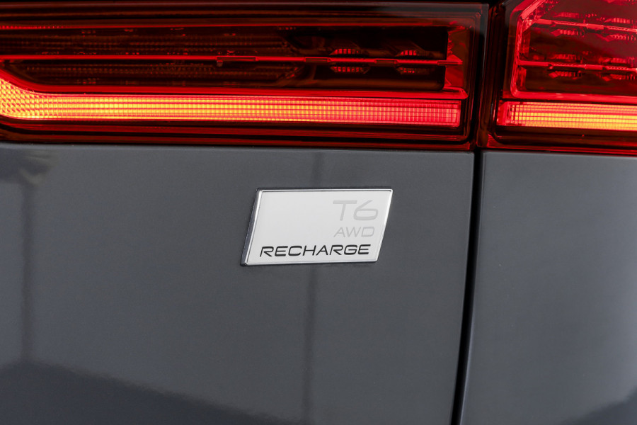 Volvo XC60 2.0 T6 Plug-in hybrid AWD R-Design - Automaat | S/K-Panodak | Harman/Kardon | Elek. Trekhaak | Dig. Cockpit | Adapt. Cruise | Stoel-+Stuurverw. | PDC | Camera | NAV + App. Connect | ECC | Elek. Klep | LM 19" |