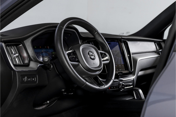 Volvo XC60 2.0 T6 Plug-in hybrid AWD R-Design - Automaat | S/K-Panodak | Harman/Kardon | Elek. Trekhaak | Dig. Cockpit | Adapt. Cruise | Stoel-+Stuurverw. | PDC | Camera | NAV + App. Connect | ECC | Elek. Klep | LM 19" |