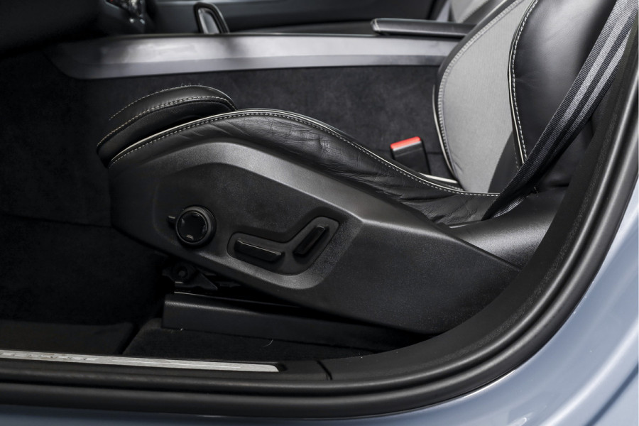 Volvo XC60 2.0 T6 Plug-in hybrid AWD R-Design - Automaat | S/K-Panodak | Harman/Kardon | Elek. Trekhaak | Dig. Cockpit | Adapt. Cruise | Stoel-+Stuurverw. | PDC | Camera | NAV + App. Connect | ECC | Elek. Klep | LM 19" |