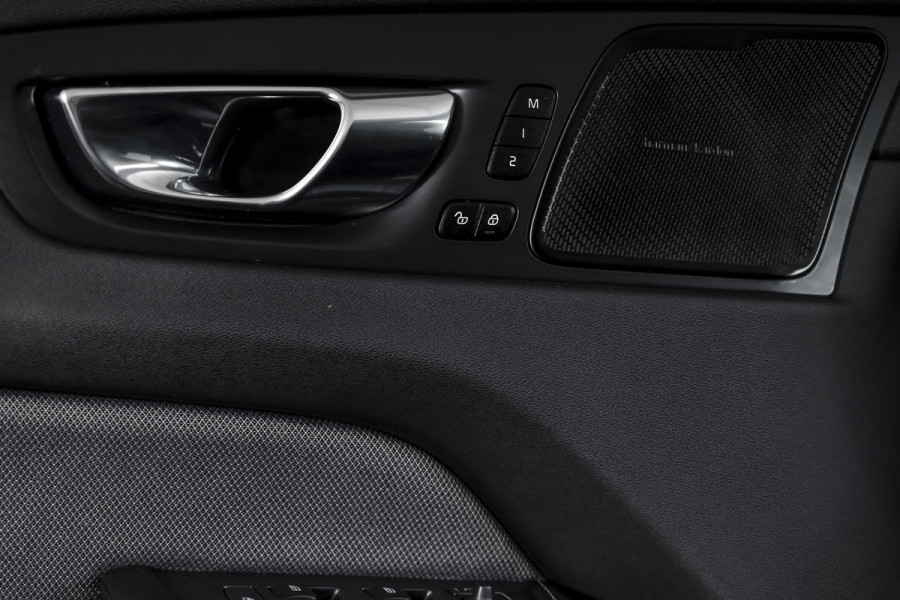 Volvo XC60 2.0 T6 Plug-in hybrid AWD R-Design - Automaat | S/K-Panodak | Harman/Kardon | Elek. Trekhaak | Dig. Cockpit | Adapt. Cruise | Stoel-+Stuurverw. | PDC | Camera | NAV + App. Connect | ECC | Elek. Klep | LM 19" |