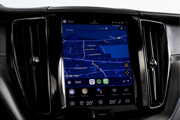 Volvo XC60 2.0 T6 Plug-in hybrid AWD R-Design - Automaat | S/K-Panodak | Harman/Kardon | Elek. Trekhaak | Dig. Cockpit | Adapt. Cruise | Stoel-+Stuurverw. | PDC | Camera | NAV + App. Connect | ECC | Elek. Klep | LM 19" |