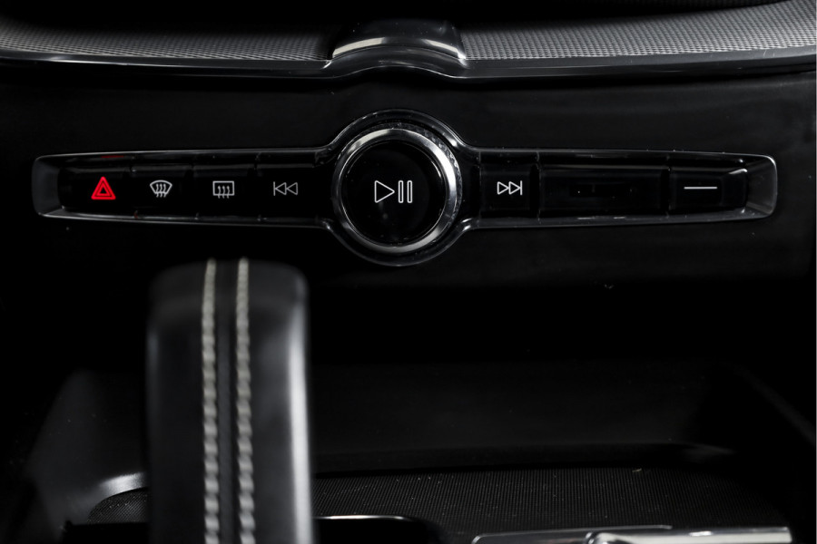Volvo XC60 2.0 T6 Plug-in hybrid AWD R-Design - Automaat | S/K-Panodak | Harman/Kardon | Elek. Trekhaak | Dig. Cockpit | Adapt. Cruise | Stoel-+Stuurverw. | PDC | Camera | NAV + App. Connect | ECC | Elek. Klep | LM 19" |