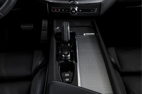 Volvo XC60 2.0 T6 Plug-in hybrid AWD R-Design - Automaat | S/K-Panodak | Harman/Kardon | Elek. Trekhaak | Dig. Cockpit | Adapt. Cruise | Stoel-+Stuurverw. | PDC | Camera | NAV + App. Connect | ECC | Elek. Klep | LM 19" |