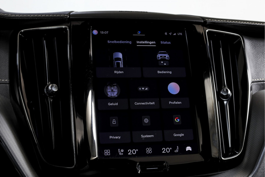 Volvo XC60 2.0 T6 Plug-in hybrid AWD R-Design - Automaat | S/K-Panodak | Harman/Kardon | Elek. Trekhaak | Dig. Cockpit | Adapt. Cruise | Stoel-+Stuurverw. | PDC | Camera | NAV + App. Connect | ECC | Elek. Klep | LM 19" |