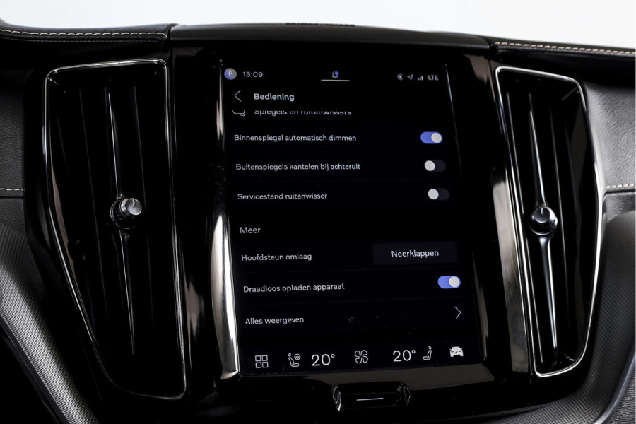 Volvo XC60 2.0 T6 Plug-in hybrid AWD R-Design - Automaat | S/K-Panodak | Harman/Kardon | Elek. Trekhaak | Dig. Cockpit | Adapt. Cruise | Stoel-+Stuurverw. | PDC | Camera | NAV + App. Connect | ECC | Elek. Klep | LM 19" |