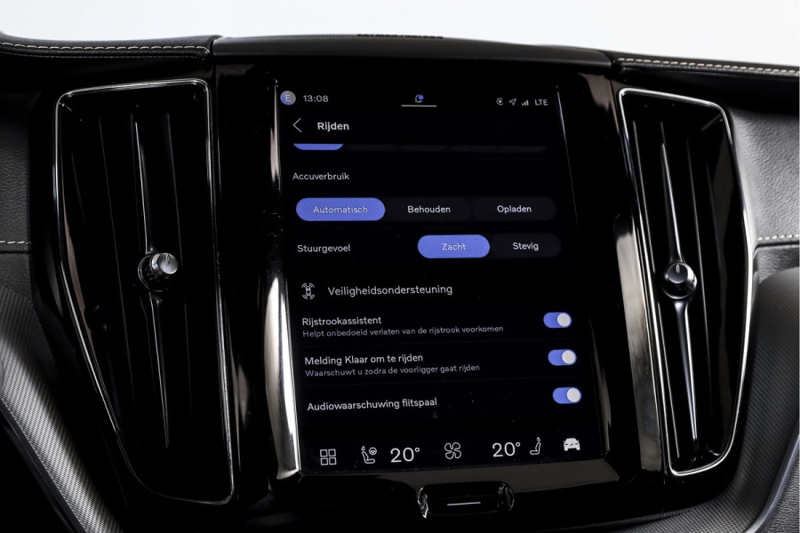 Volvo XC60 2.0 T6 Plug-in hybrid AWD R-Design - Automaat | S/K-Panodak | Harman/Kardon | Elek. Trekhaak | Dig. Cockpit | Adapt. Cruise | Stoel-+Stuurverw. | PDC | Camera | NAV + App. Connect | ECC | Elek. Klep | LM 19" |