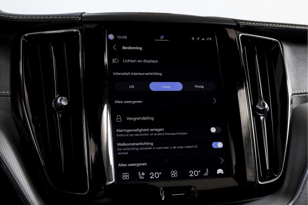 Volvo XC60 2.0 T6 Plug-in hybrid AWD R-Design - Automaat | S/K-Panodak | Harman/Kardon | Elek. Trekhaak | Dig. Cockpit | Adapt. Cruise | Stoel-+Stuurverw. | PDC | Camera | NAV + App. Connect | ECC | Elek. Klep | LM 19" |