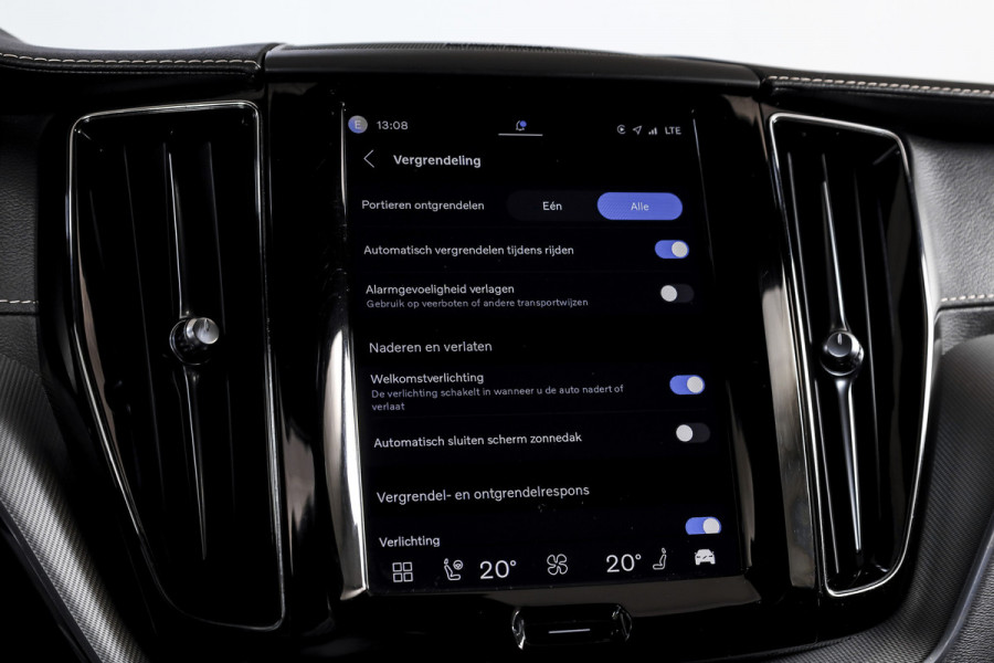 Volvo XC60 2.0 T6 Plug-in hybrid AWD R-Design - Automaat | S/K-Panodak | Harman/Kardon | Elek. Trekhaak | Dig. Cockpit | Adapt. Cruise | Stoel-+Stuurverw. | PDC | Camera | NAV + App. Connect | ECC | Elek. Klep | LM 19" |