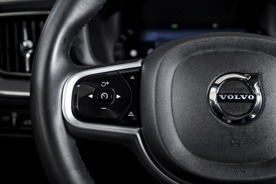 Volvo XC60 2.0 T6 Plug-in hybrid AWD R-Design - Automaat | S/K-Panodak | Harman/Kardon | Elek. Trekhaak | Dig. Cockpit | Adapt. Cruise | Stoel-+Stuurverw. | PDC | Camera | NAV + App. Connect | ECC | Elek. Klep | LM 19" |