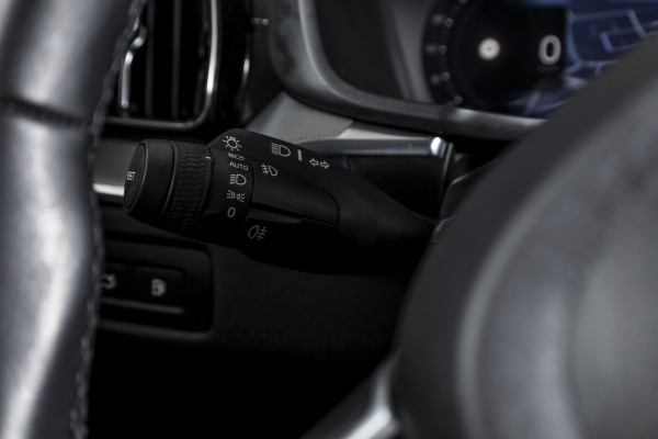 Volvo XC60 2.0 T6 Plug-in hybrid AWD R-Design - Automaat | S/K-Panodak | Harman/Kardon | Elek. Trekhaak | Dig. Cockpit | Adapt. Cruise | Stoel-+Stuurverw. | PDC | Camera | NAV + App. Connect | ECC | Elek. Klep | LM 19" |