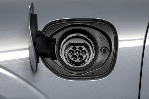 Volvo XC60 2.0 T6 Plug-in hybrid AWD R-Design - Automaat | S/K-Panodak | Harman/Kardon | Elek. Trekhaak | Dig. Cockpit | Adapt. Cruise | Stoel-+Stuurverw. | PDC | Camera | NAV + App. Connect | ECC | Elek. Klep | LM 19" |