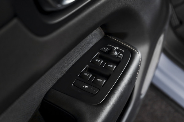 Volvo XC60 2.0 T6 Plug-in hybrid AWD R-Design - Automaat | S/K-Panodak | Harman/Kardon | Elek. Trekhaak | Dig. Cockpit | Adapt. Cruise | Stoel-+Stuurverw. | PDC | Camera | NAV + App. Connect | ECC | Elek. Klep | LM 19" |