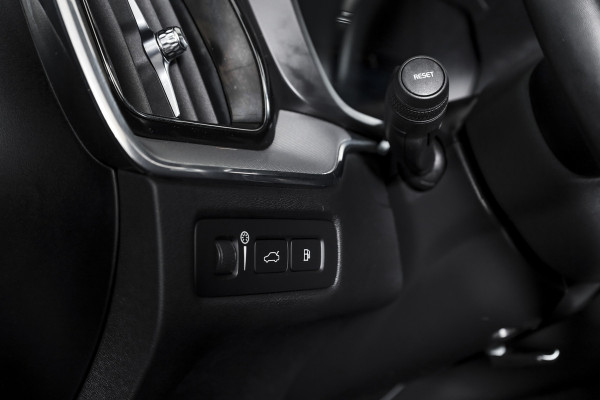 Volvo XC60 2.0 T6 Plug-in hybrid AWD R-Design - Automaat | S/K-Panodak | Harman/Kardon | Elek. Trekhaak | Dig. Cockpit | Adapt. Cruise | Stoel-+Stuurverw. | PDC | Camera | NAV + App. Connect | ECC | Elek. Klep | LM 19" |