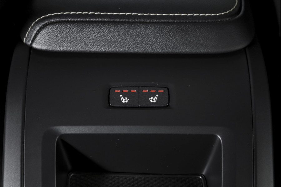 Volvo XC60 2.0 T6 Plug-in hybrid AWD R-Design - Automaat | S/K-Panodak | Harman/Kardon | Elek. Trekhaak | Dig. Cockpit | Adapt. Cruise | Stoel-+Stuurverw. | PDC | Camera | NAV + App. Connect | ECC | Elek. Klep | LM 19" |