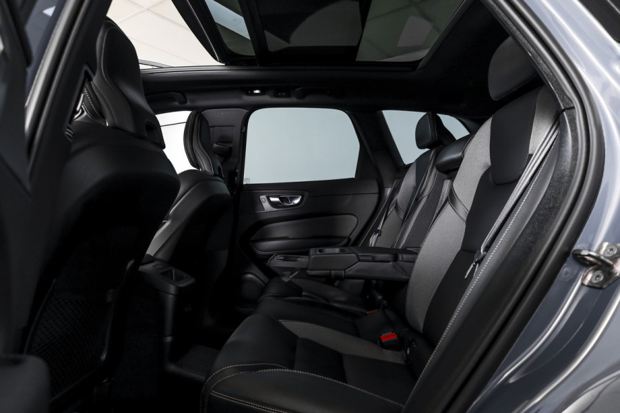 Volvo XC60 2.0 T6 Plug-in hybrid AWD R-Design - Automaat | S/K-Panodak | Harman/Kardon | Elek. Trekhaak | Dig. Cockpit | Adapt. Cruise | Stoel-+Stuurverw. | PDC | Camera | NAV + App. Connect | ECC | Elek. Klep | LM 19" |