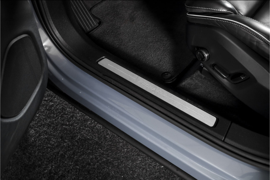 Volvo XC60 2.0 T6 Plug-in hybrid AWD R-Design - Automaat | S/K-Panodak | Harman/Kardon | Elek. Trekhaak | Dig. Cockpit | Adapt. Cruise | Stoel-+Stuurverw. | PDC | Camera | NAV + App. Connect | ECC | Elek. Klep | LM 19" |