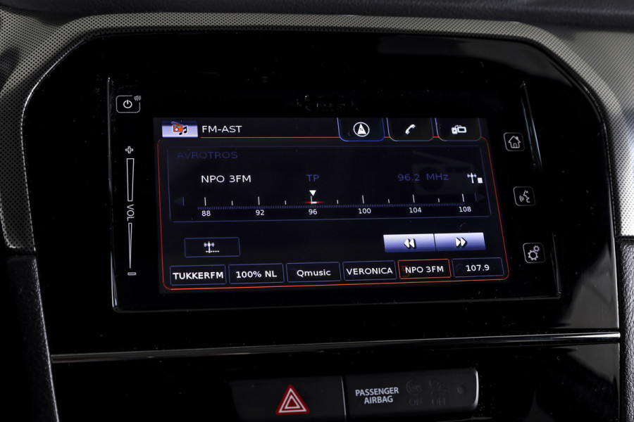 Suzuki Vitara 1.4 Boosterjet Stijl 140 PK - Automaat Org. NL | S/K-Panodak | Adapt. Cruise | Stoelverw. | PDC | Camera | NAV + App. Connect | ECC | LM 17" |