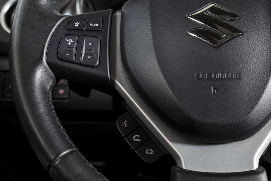 Suzuki Vitara 1.4 Boosterjet Stijl 140 PK - Automaat Org. NL | S/K-Panodak | Adapt. Cruise | Stoelverw. | PDC | Camera | NAV + App. Connect | ECC | LM 17" |