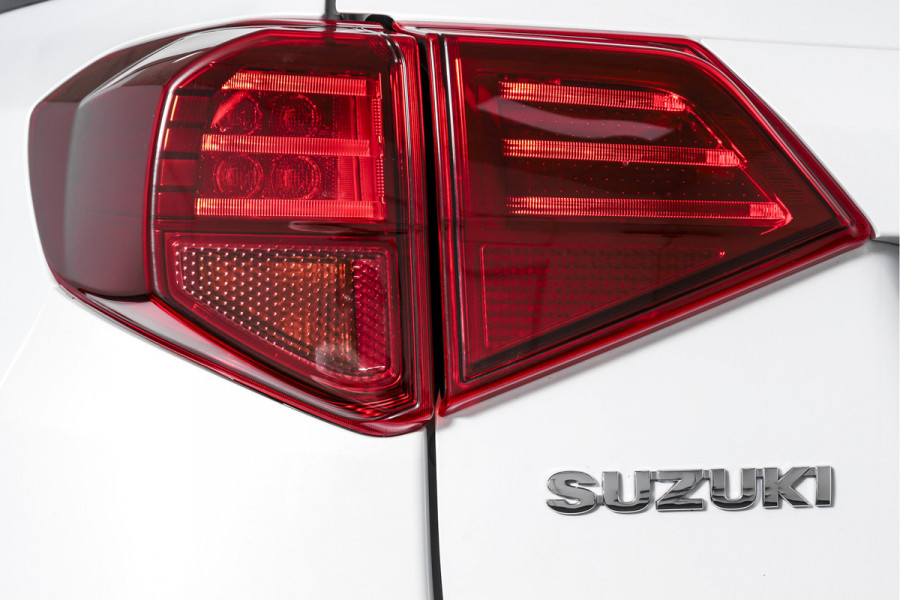 Suzuki Vitara 1.4 Boosterjet Stijl 140 PK - Automaat Org. NL | S/K-Panodak | Adapt. Cruise | Stoelverw. | PDC | Camera | NAV + App. Connect | ECC | LM 17" |