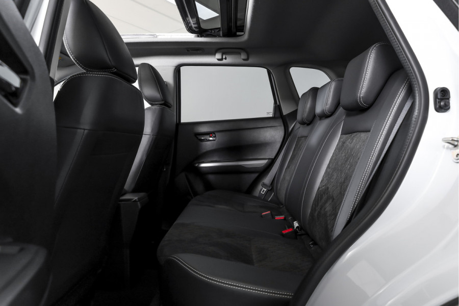 Suzuki Vitara 1.4 Boosterjet Stijl 140 PK - Automaat Org. NL | S/K-Panodak | Adapt. Cruise | Stoelverw. | PDC | Camera | NAV + App. Connect | ECC | LM 17" |