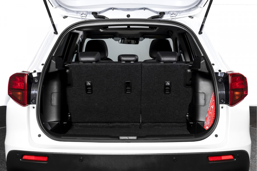 Suzuki Vitara 1.4 Boosterjet Stijl 140 PK - Automaat Org. NL | S/K-Panodak | Adapt. Cruise | Stoelverw. | PDC | Camera | NAV + App. Connect | ECC | LM 17" |