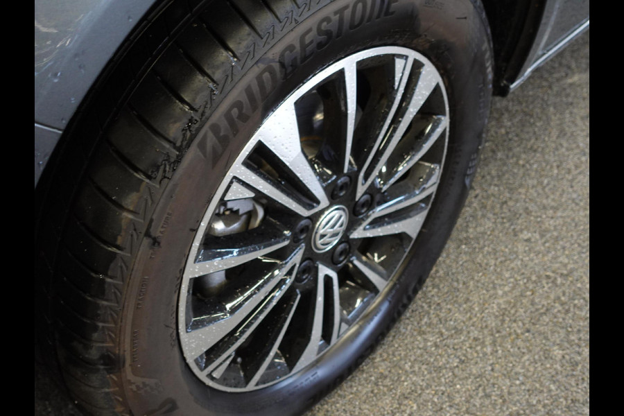 Volkswagen Transporter 2.0 TDI L2H1 28 Highline Automaat Camera | Airco | Cruise control | Navigatie | Trekhaak | Lichtmetalen velgen | Apple Carplay/ Android Auto | LED