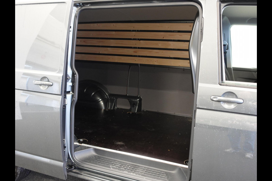 Volkswagen Transporter 2.0 TDI L2H1 28 Highline Automaat Camera | Airco | Cruise control | Navigatie | Trekhaak | Lichtmetalen velgen | Apple Carplay/ Android Auto | LED