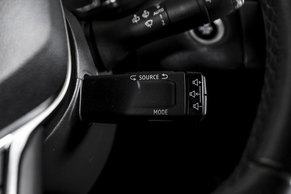 Renault Captur 1.0 TCe 100 Intens 101 PK Orig. NL | Cruise | PDC | Camera | NAV + App. Connect | ECC | Trekhaak | LM 17" |