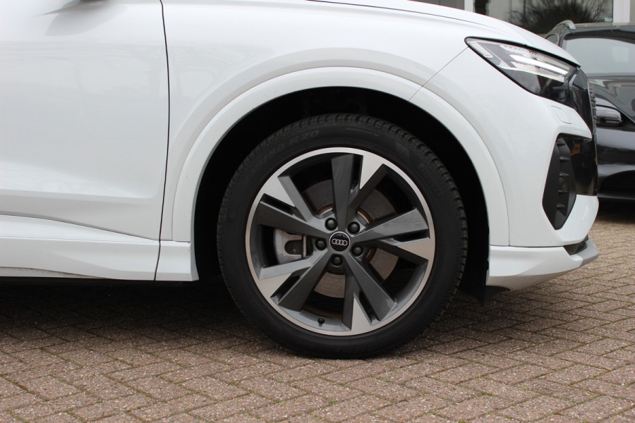 Audi Q4 Sportback e-tron 40 Launch edition Advanced 77 kWh / SoH 93,8% / CarPlay / Matrix LED / Sportstoelen / Sonos Audio / Virtual Cockpit / Parkeerhulp V+A / Intr.voorverwarming / Stoelverwarming / DAB / Cruise Control