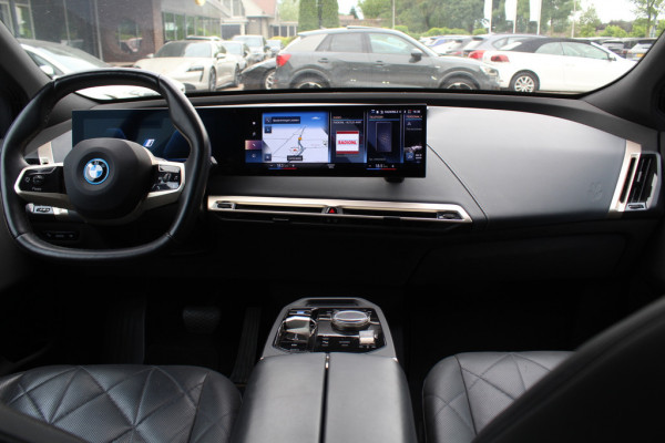 BMW iX xDrive40 Executive 77 kWh / Trekhaak / Panoramadak / 360Camera / Luchtvering / Harman Kardon / 22'' / CarPlay / DAB / Dodehoek / ACC
