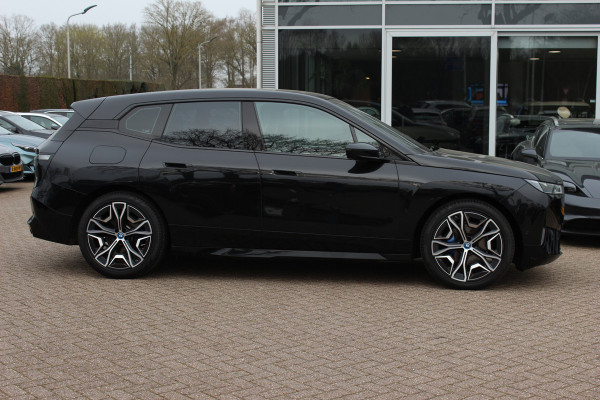 BMW iX xDrive40 Executive 77 kWh / Trekhaak / Panoramadak / 360Camera / Luchtvering / Harman Kardon / 22'' / CarPlay / DAB / Dodehoek / ACC