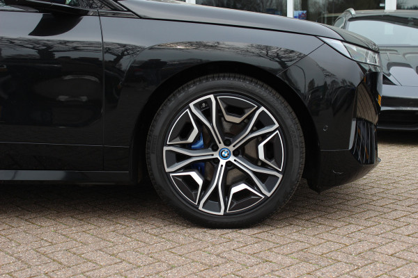 BMW iX xDrive40 Executive 77 kWh / Trekhaak / Panoramadak / 360Camera / Luchtvering / Harman Kardon / 22'' / CarPlay / DAB / Dodehoek / ACC