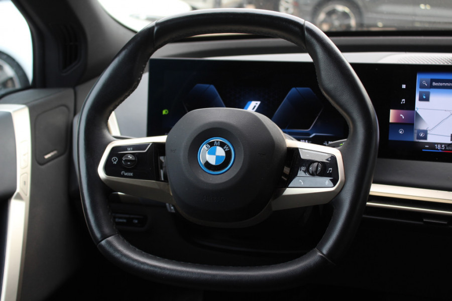 BMW iX xDrive40 Executive 77 kWh / Trekhaak / Panoramadak / 360Camera / Luchtvering / Harman Kardon / 22'' / CarPlay / DAB / Dodehoek / ACC