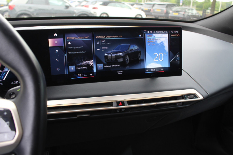BMW iX xDrive40 Executive 77 kWh / Trekhaak / Panoramadak / 360Camera / Luchtvering / Harman Kardon / 22'' / CarPlay / DAB / Dodehoek / ACC