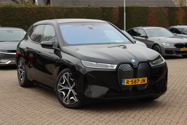 BMW iX xDrive40 Executive 77 kWh / Trekhaak / Panoramadak / 360Camera / Luchtvering / Harman Kardon / 22'' / CarPlay / DAB / Dodehoek / ACC